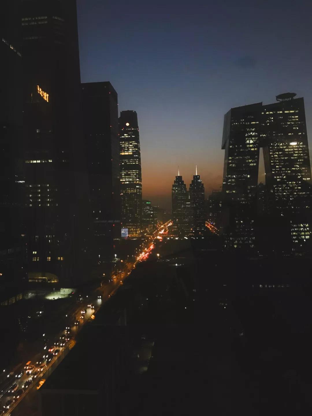 两个男人天天聊天到凌晨两三点,两个男人4小时谈话