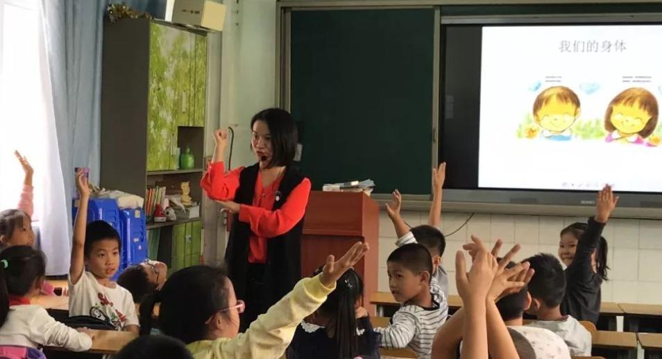 13岁女孩偷穿妈妈*裤内**,7天后被送进医院,医生怒斥:无知