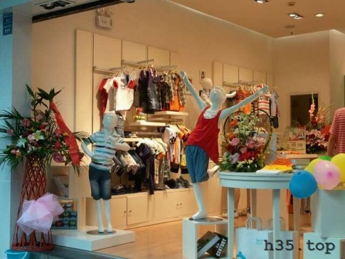 最新童装店双门头装修效果图,童装店怎么装修才有顾客