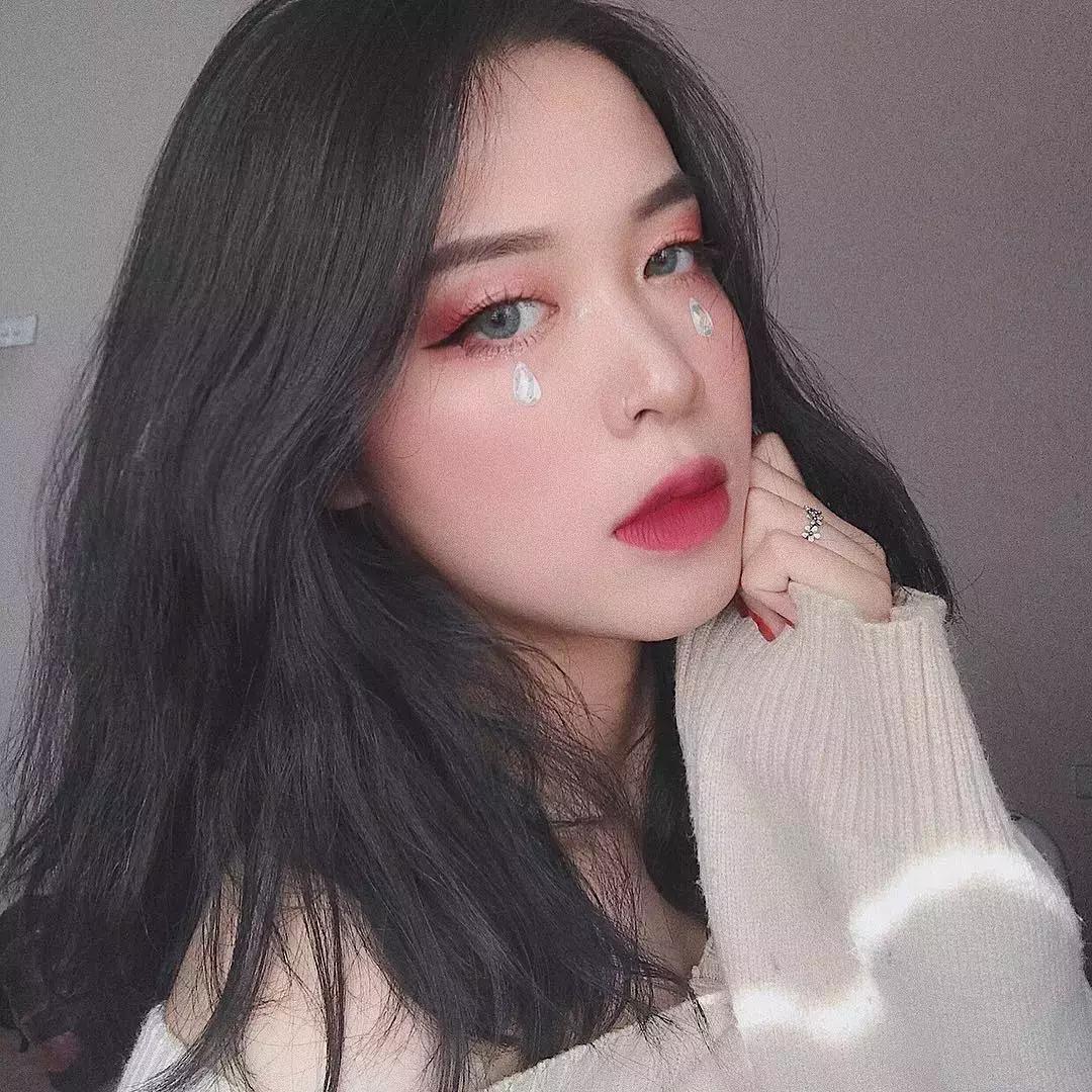 20岁越南小姐姐刷爆ins，在脸上乱画浮夸妆容，斩获10万粉，吊打P图神器！