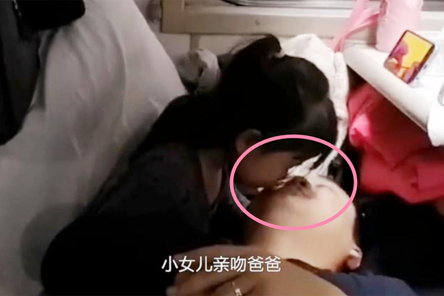 火车上，父女的“越界行为”引人侧目，网友：出格父爱，害人不浅