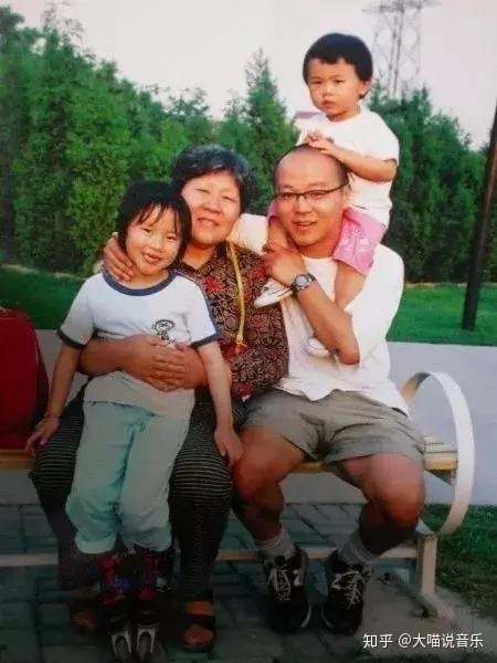 窦唯与窦靖童同台演唱完整版,窦唯与窦靖童再同框上演父女情深