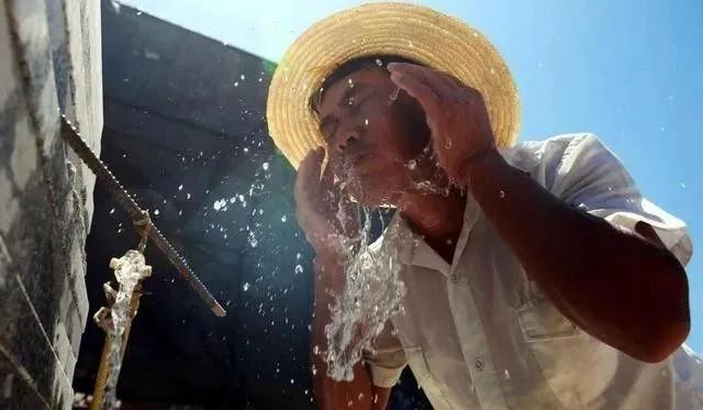 包工头亏钱了农民工工资拿不到,包工头亏了打工还债