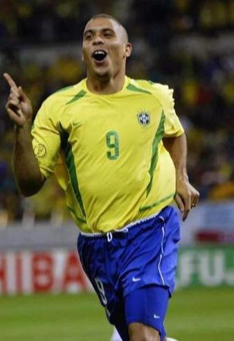 足坛史上十大头球最厉害的中锋,足坛最强壮的人