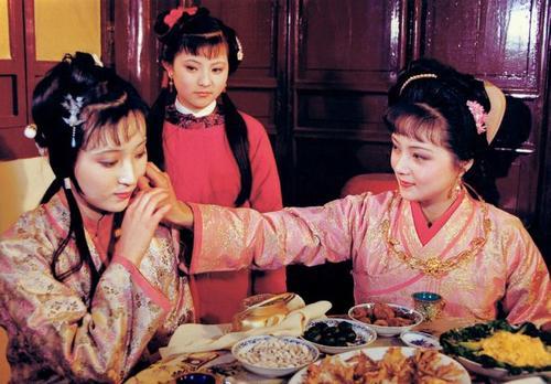 新版宝钗给黛玉送燕窝片段,宝玉为什么不愿意穿雀金裘