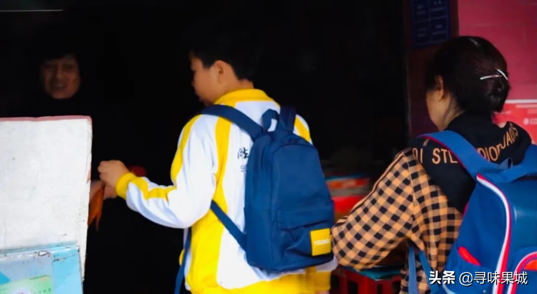 83岁老阿婆卖串串,成都70岁阿婆摆摊