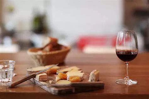 如何正确的描述一款红酒的口感,怎么描述干红葡萄酒