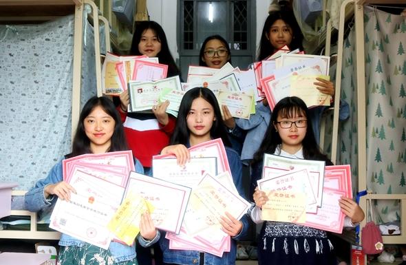 寝室最好是选上铺还是下铺,学生寝室住下铺好还是上铺好