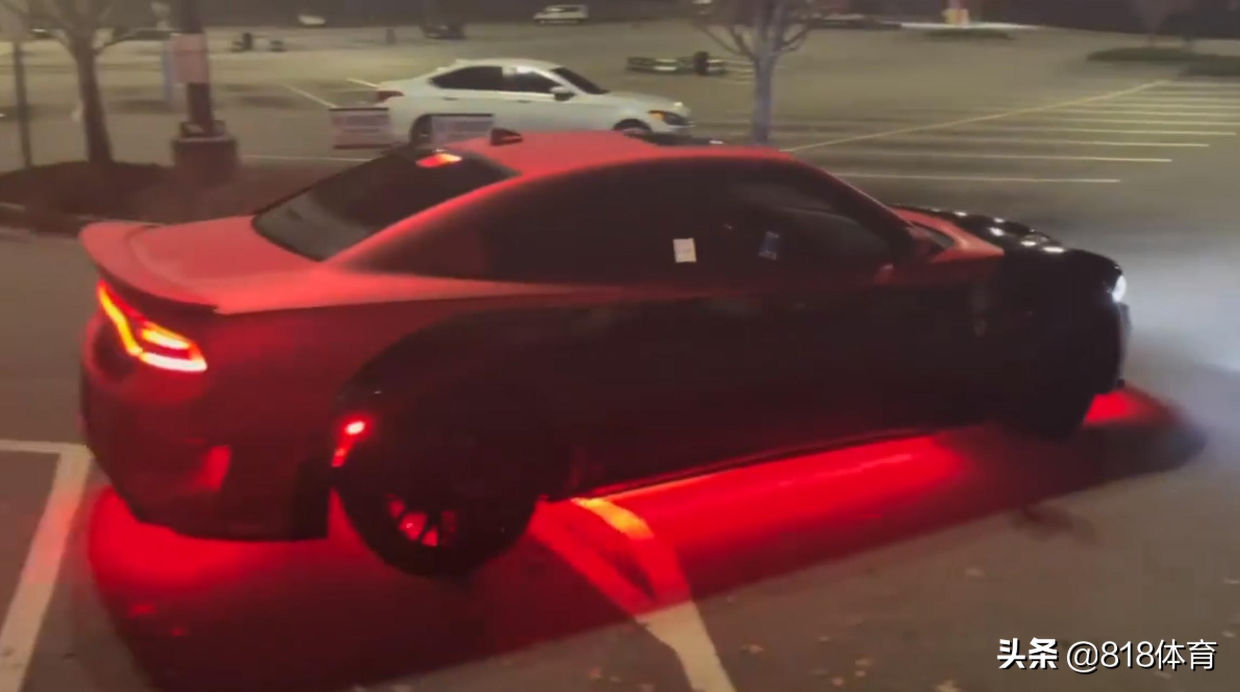 有钱真好！奥尼尔晒新买道奇战马地狱猫跑车，一猫腰上车扬长而去