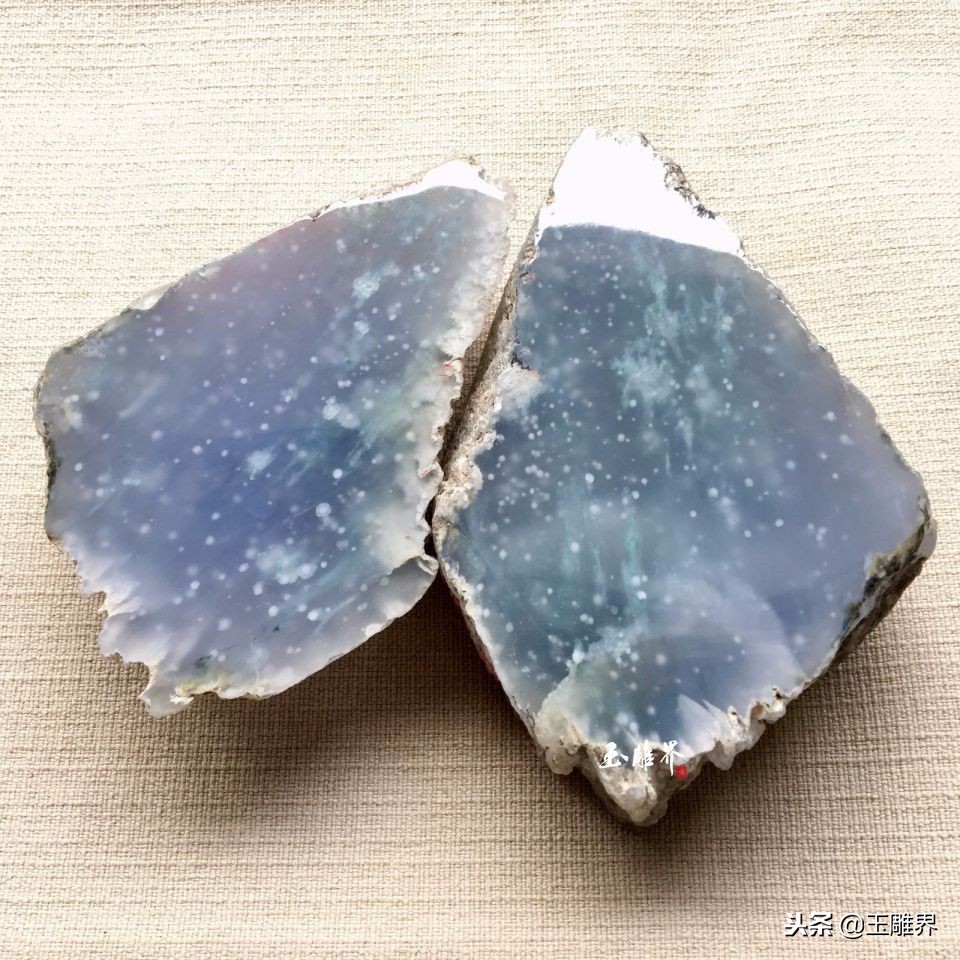 紫罗兰翡翠有紫色点,紫罗兰翡翠在灯光下的对比