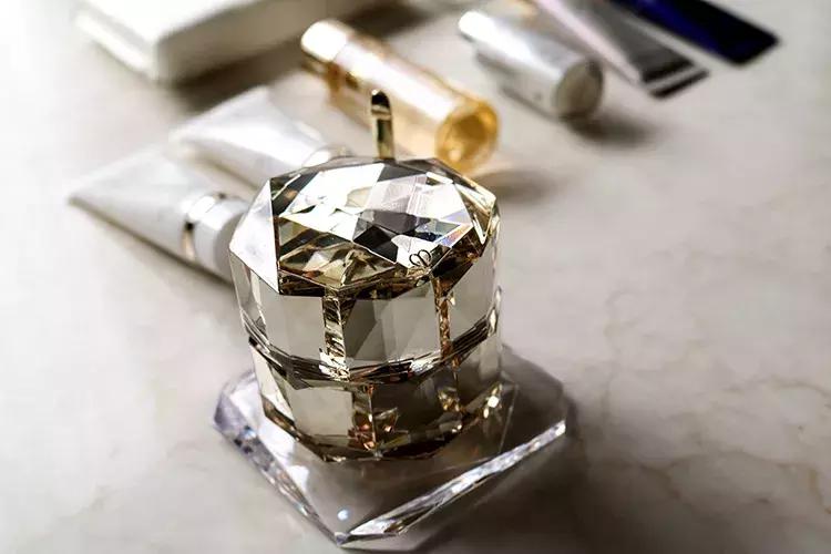 一瓶面霜一万多,一瓶面霜九百多