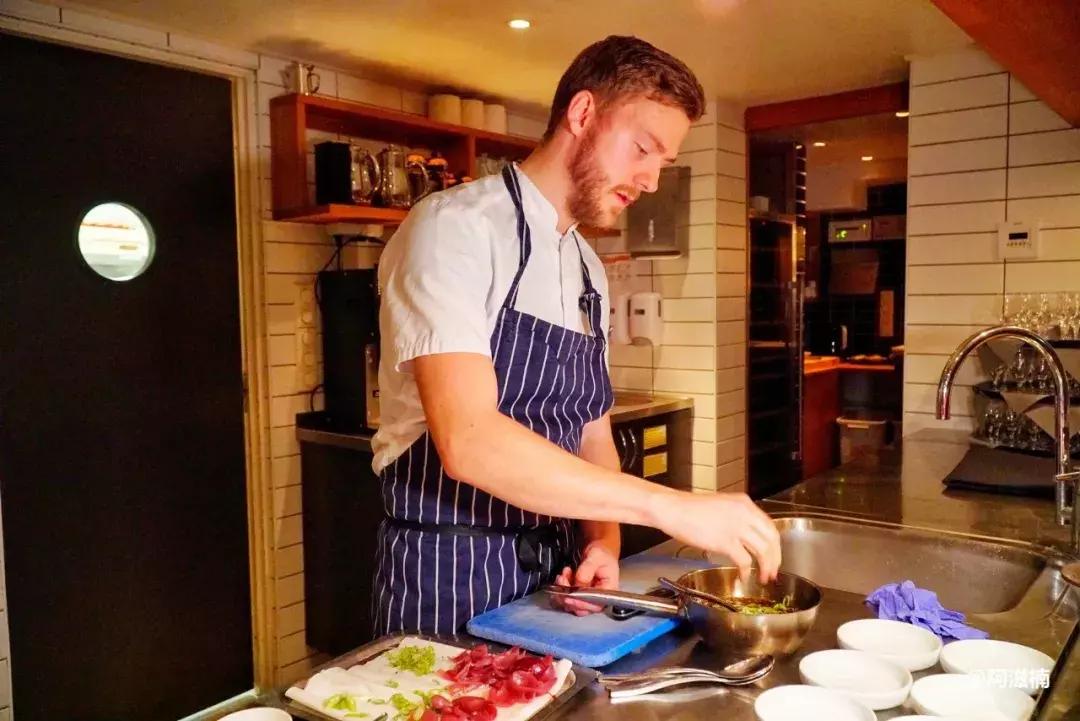 为了吃世界上最好吃的青花鱼，我飞去了挪威，光是捕捞船价值4亿