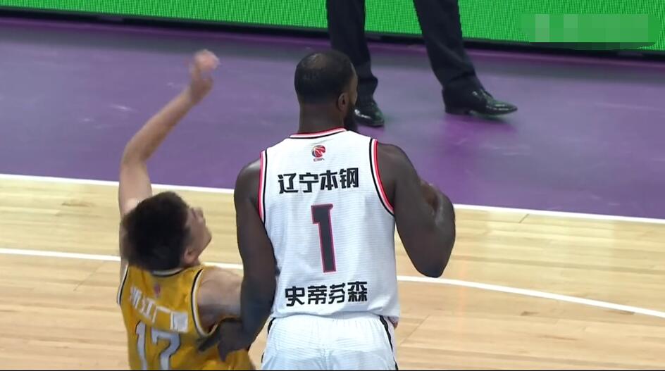 这假动作太逼真了全场球员都懵了,史蒂芬森假摔真实视频