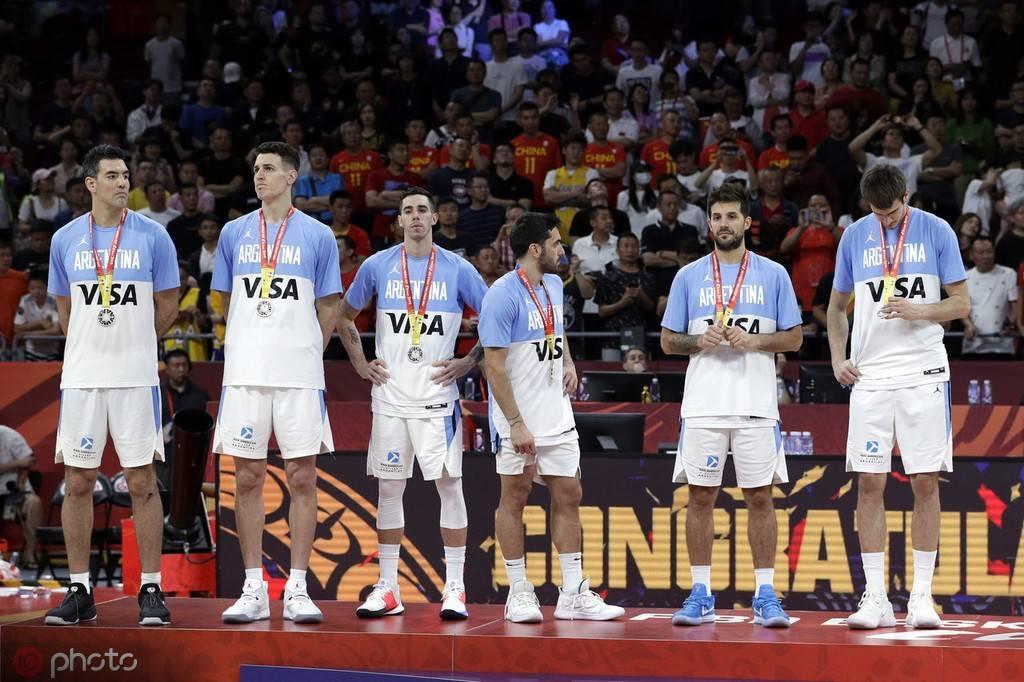 为什么足球总是踢得很高,足球为什么比篮球难