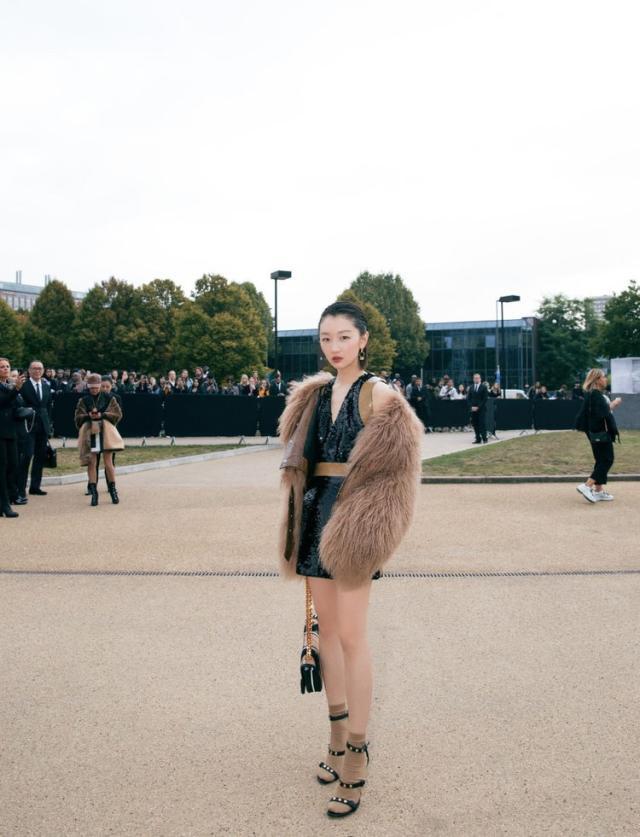 周冬雨穿黑色裤子走路带风,周冬雨在伦敦出席活动