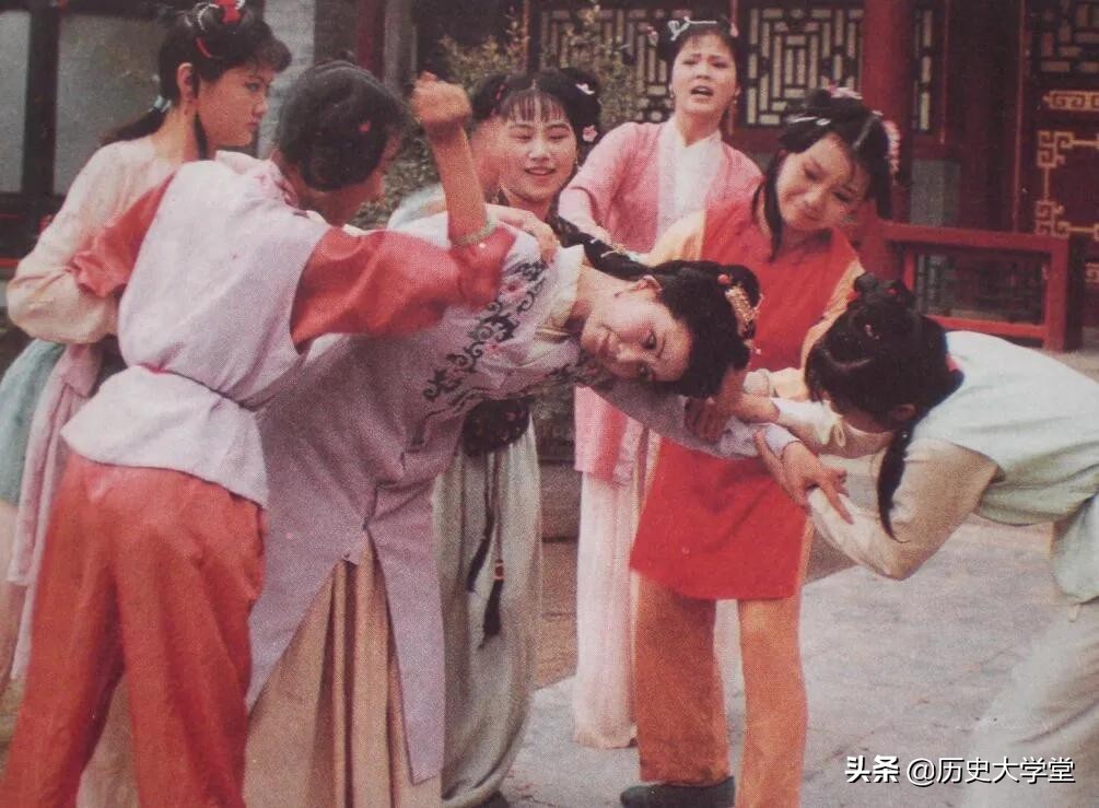 红楼梦是以哪四大家族兴衰为背景,红楼梦中四大家族兴衰史