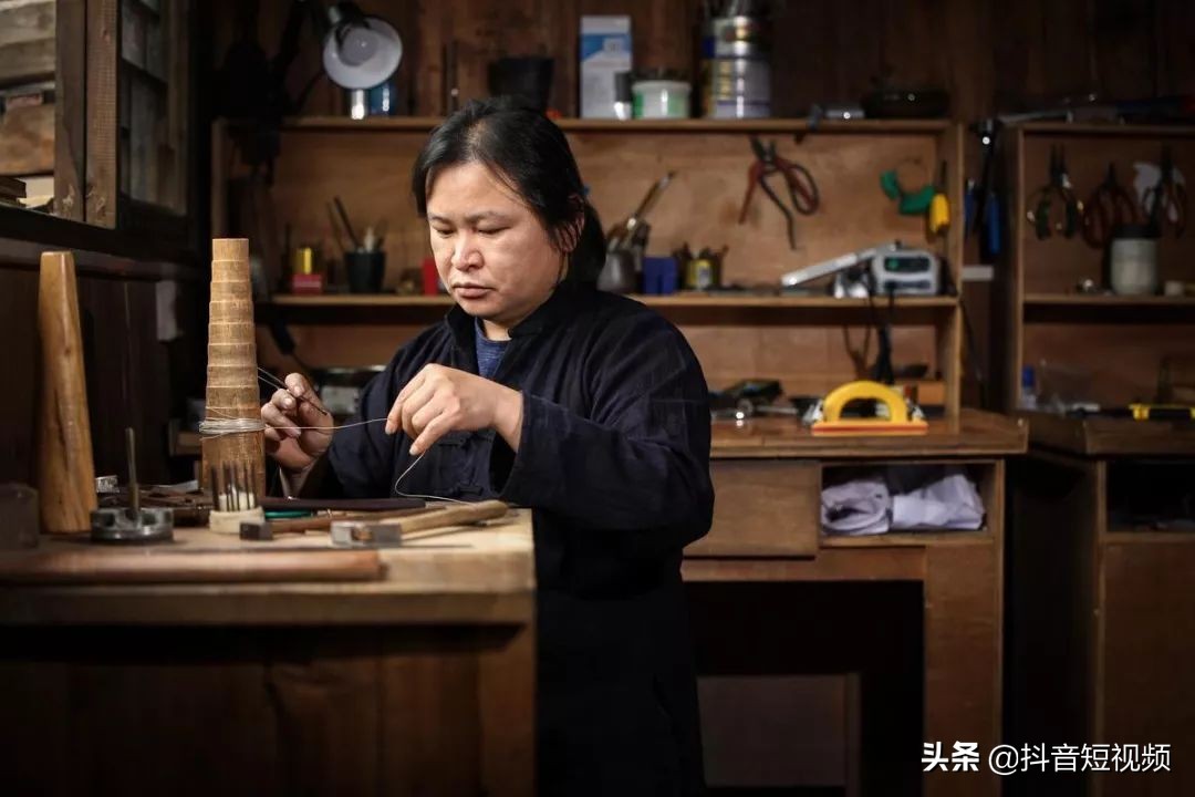能玩摇滚也能做银镯，大山里这个银匠抖音成名后教会了我们什么？