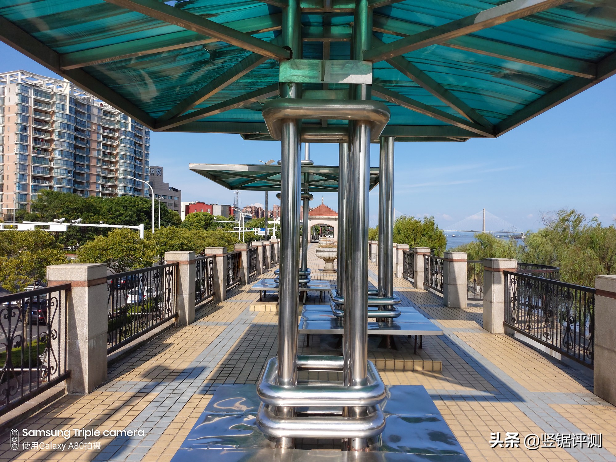 三星A80深度评测，6.7英寸全面屏，旋转摄像头设计