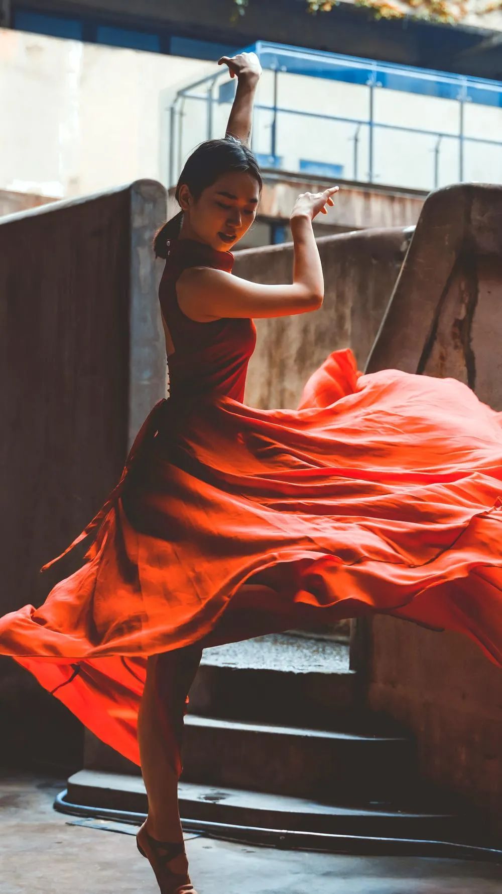 裙裾飞扬完整句子,裙裾飞扬下半句