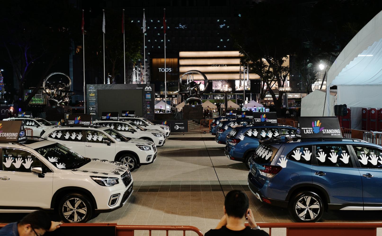 这个人把手摸在车上超过3天3夜赢了一辆车你觉得你行不？