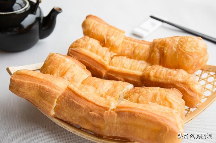 炸蓬松酥脆油条到底加不加酵母,炸油条要怎么发面才能炸出油条来