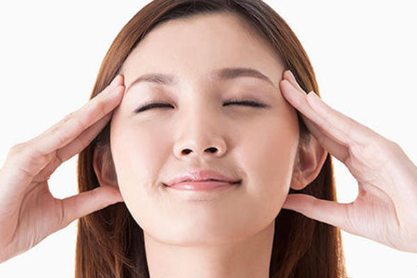 去除眼角皱纹的最简单有效的方法,眼角小皱纹怎么用天然方法消除