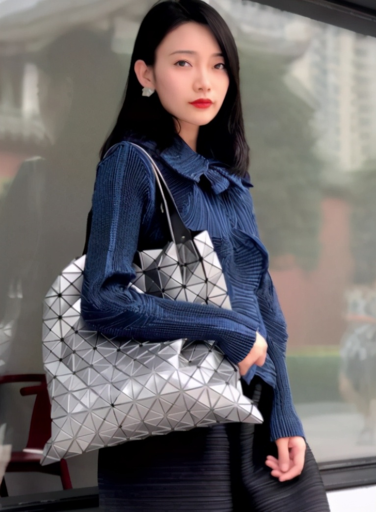 三宅一生包包米白色和奶茶色对比,三宅一生顶级原单包包多少钱