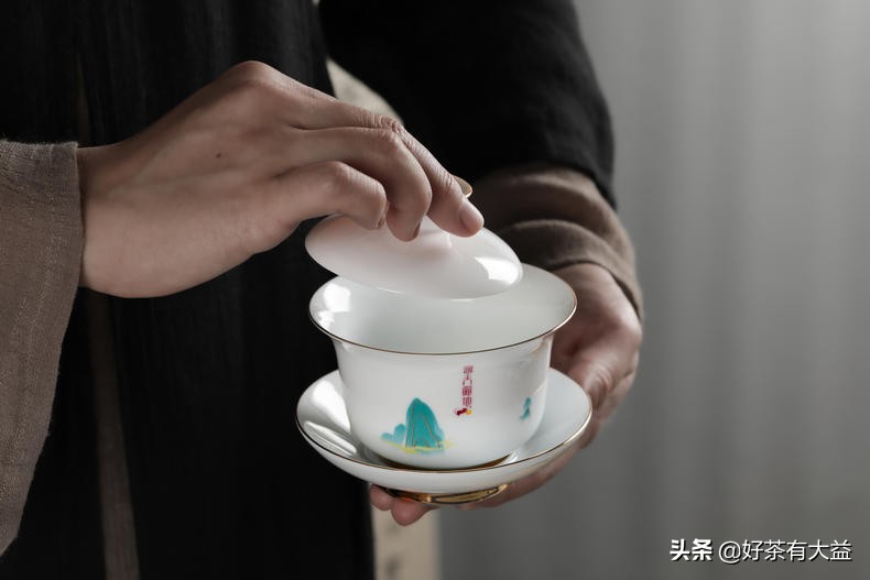 远山含黛探洞天财鼠撷宝得福地