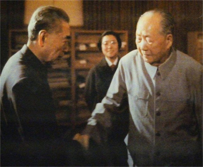 1976年周总理不幸逝世，毛主席流泪仰天长叹：恩来，你还是走了啊