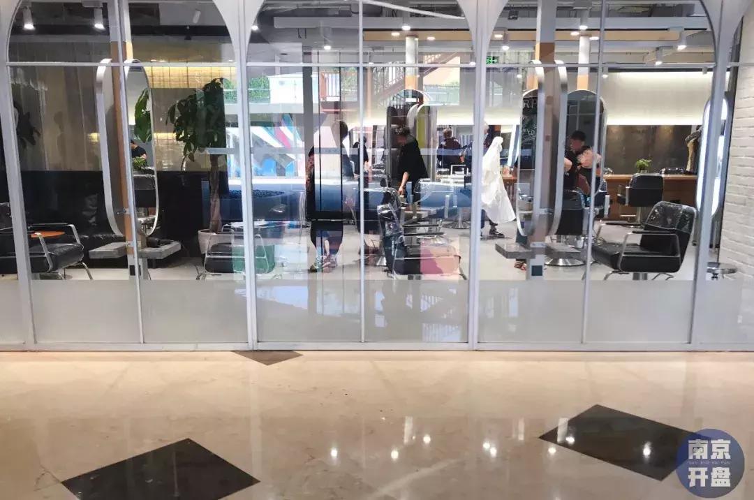 大量商家关门撤店！河西这家商场开业2年多，生意冷清！