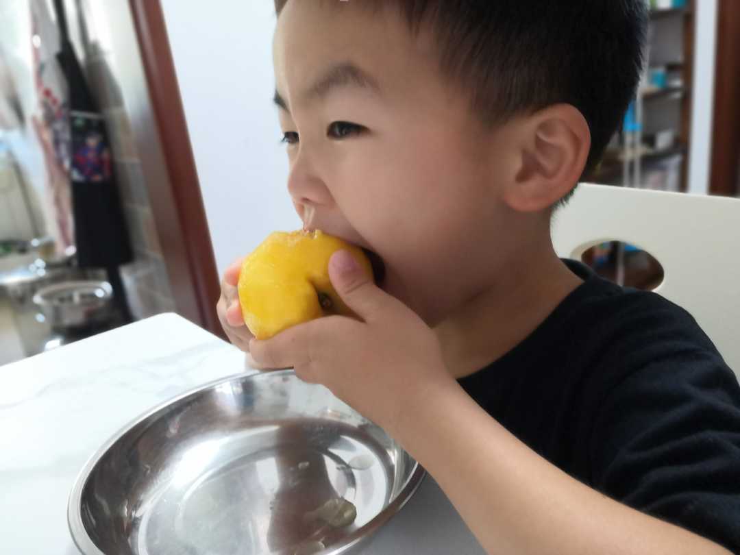 换牙期小朋友牙神经疼,小朋友换牙牙齿很疼