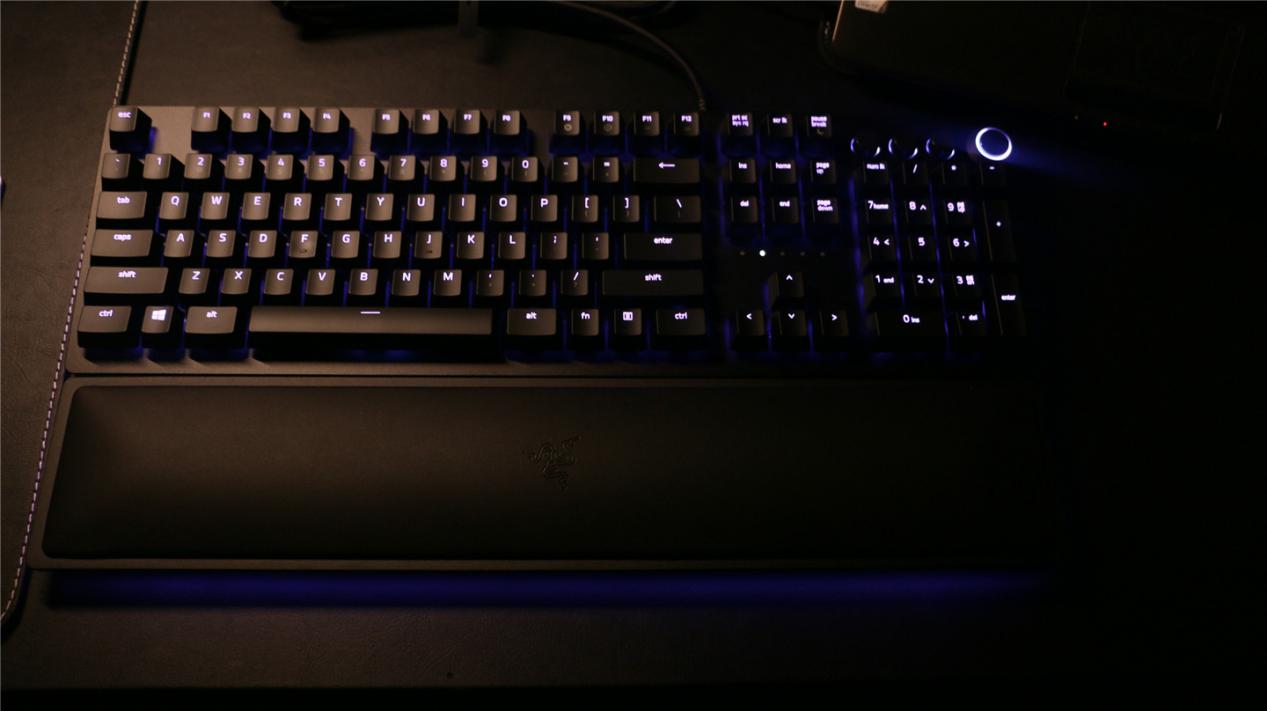 雷蛇猎魂光蛛粉晶键盘测评,雷蛇键盘猎魂光蛛v2线性轴评测