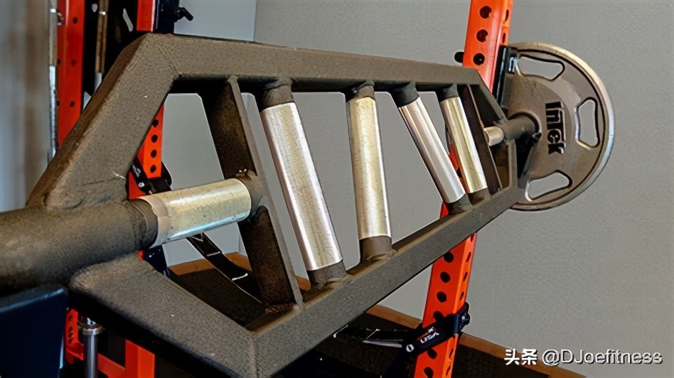 在健身房里练杠铃哑铃的正确动作,健身器械是练习轻的还是重的