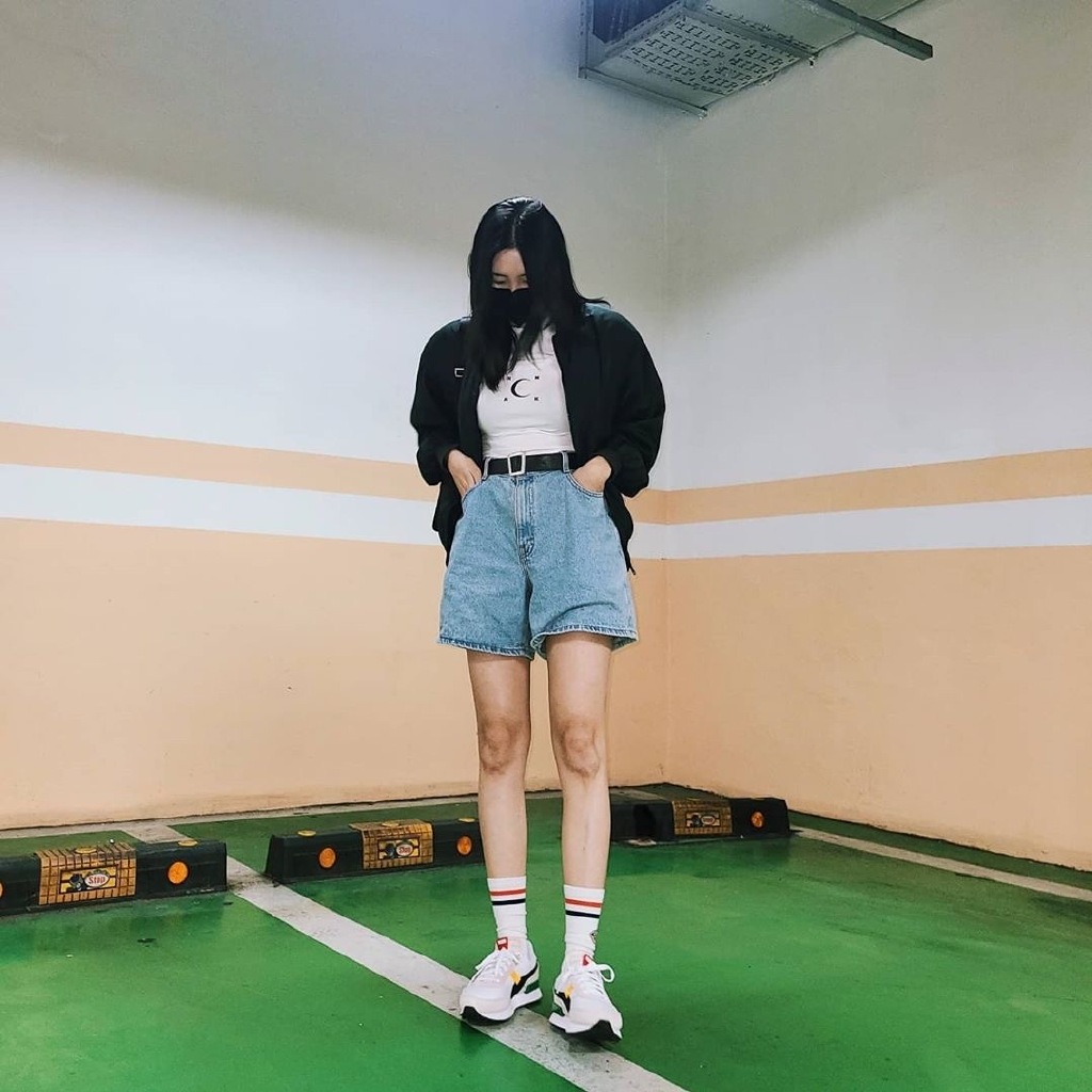 “南韩腿精”李宣美*服私**,白T超短裤加棒球外套,大长腿抢镜