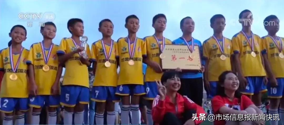 教诗歌的语文老师，带出了一支足球队！还整挺好