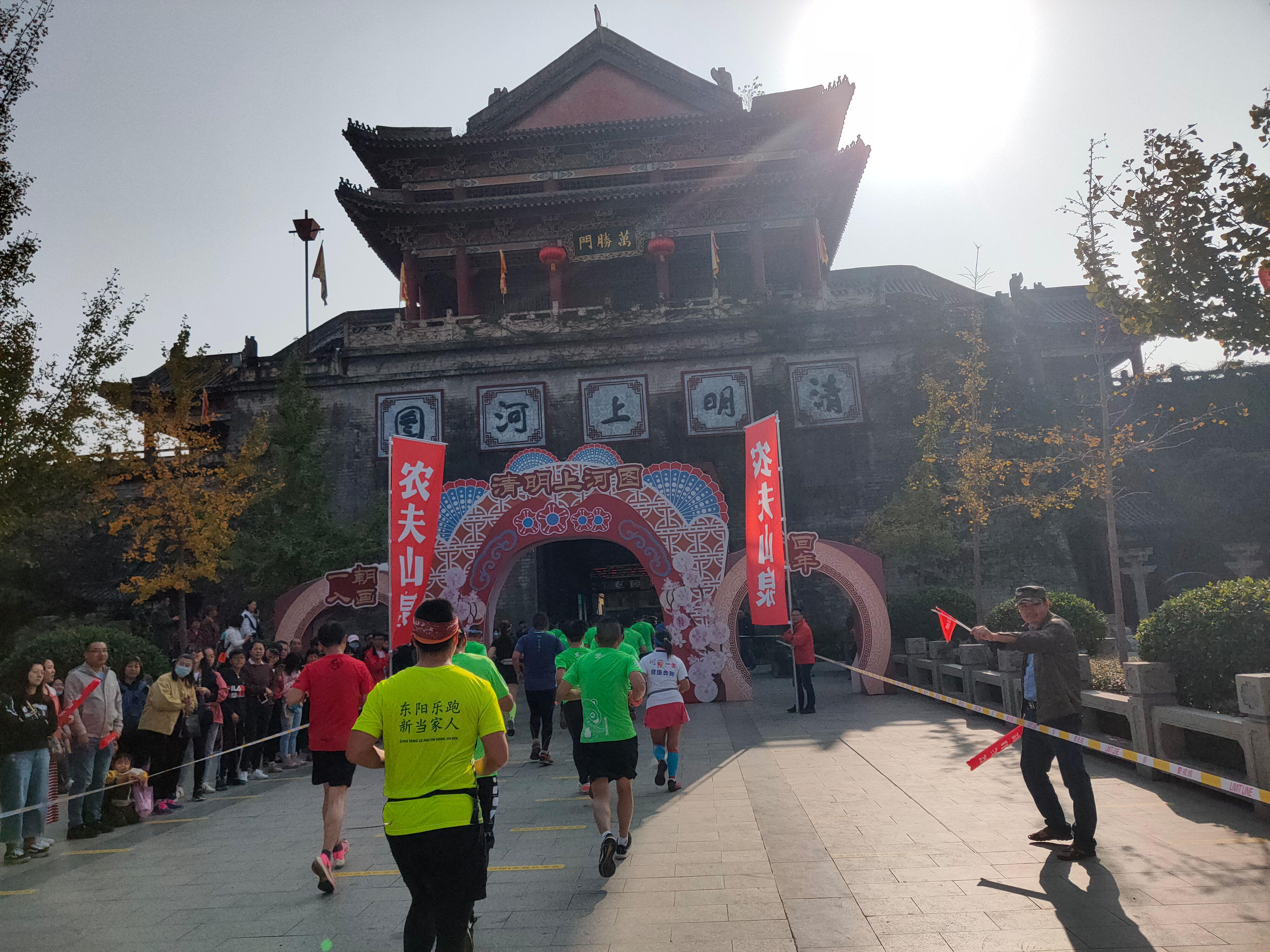 首个全马2022年超燃视频,横店马拉松2023全马颁奖直播