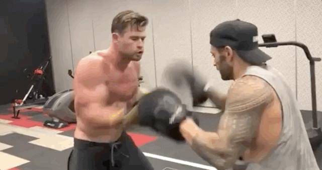 身高190的澳洲帅哥，因出演雷神而成名，年近40仍有健壮肌肉