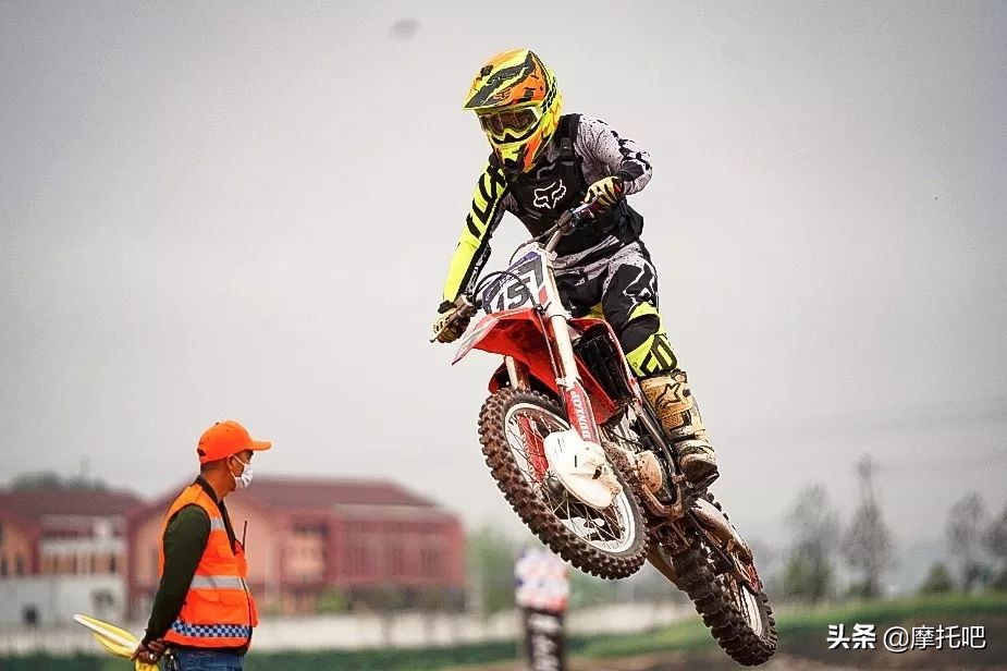 这摩托真好喝。。。不对....这酒真好骑！