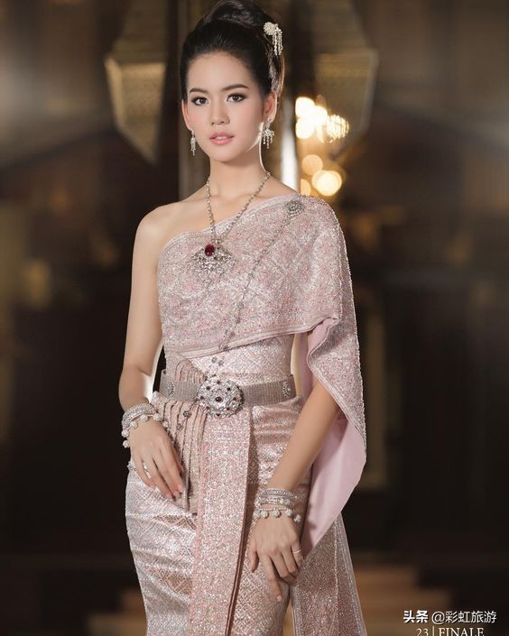 东南亚很多国家民族服装都很接近,而为何“泰服”如此深入人心