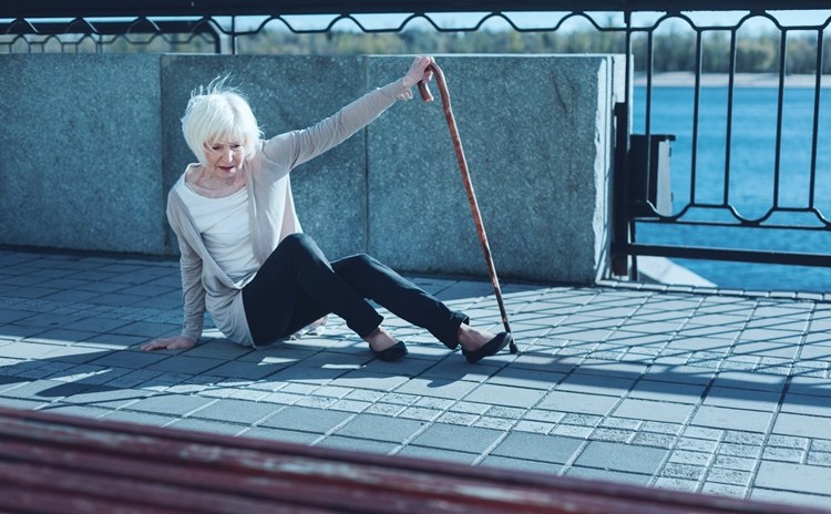 老人摔倒后进icu还有救吗,老人家摔跤骨折为什么住icu