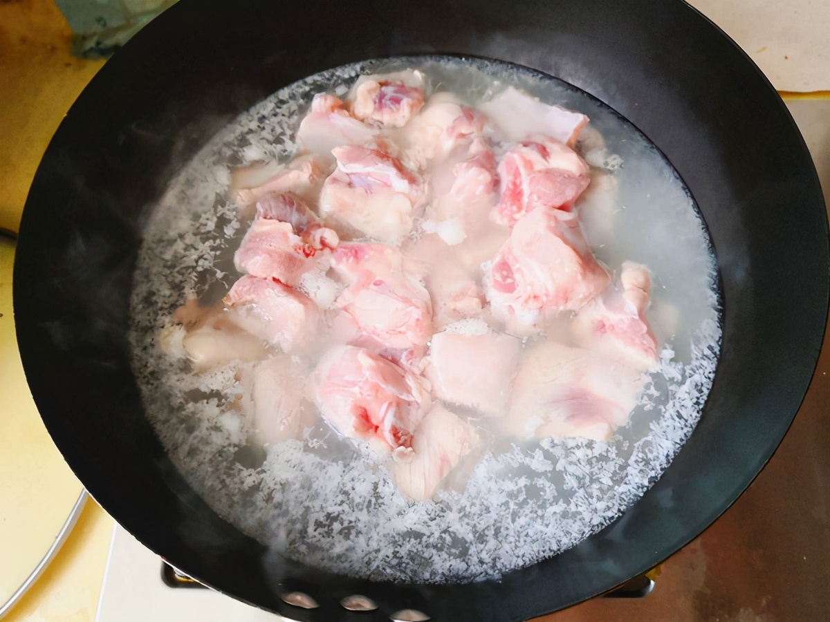 排骨不管怎么做是不是要先煮开,排骨最正确焯水没有料酒怎么办