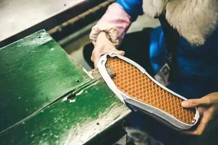 如何鉴定VANS鞋真伪,难道真的要扔一下试试?