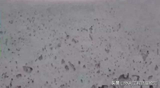 焊接气泡产生的原因,铝模混凝土表面气泡多什么原因