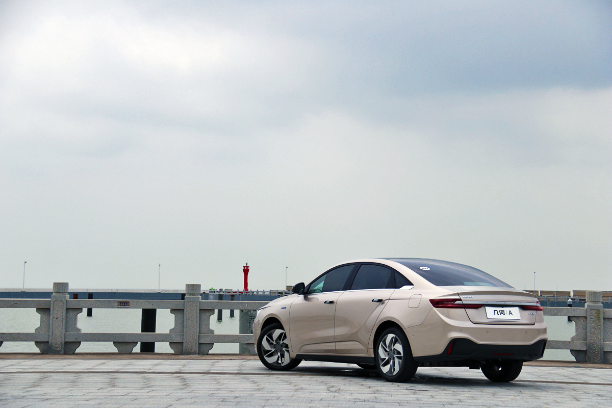 几何a对比特斯拉,几何a和特斯拉哪个值得买