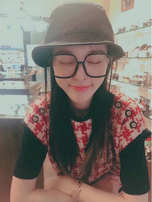 唐嫣穿橘色卫衣裙和罗晋甜蜜约会,36岁唐嫣被罗晋宠出了少女感