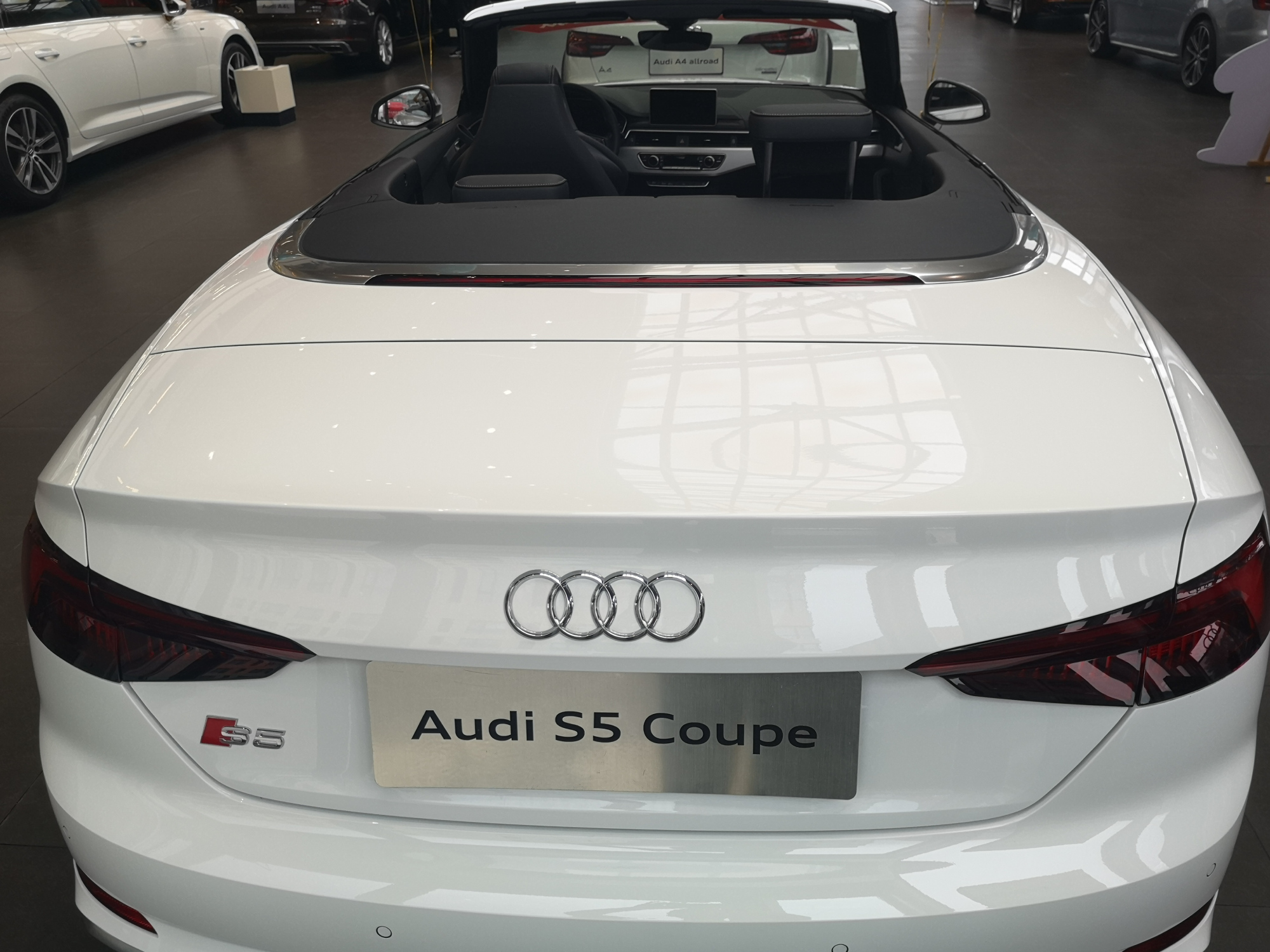 奥迪s5四门敞篷硬顶展示,运动感很强新款奥迪s5敞篷版实车