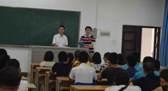 大学如何准备一个精彩的自我介绍,大一高情商的自我介绍男生简短