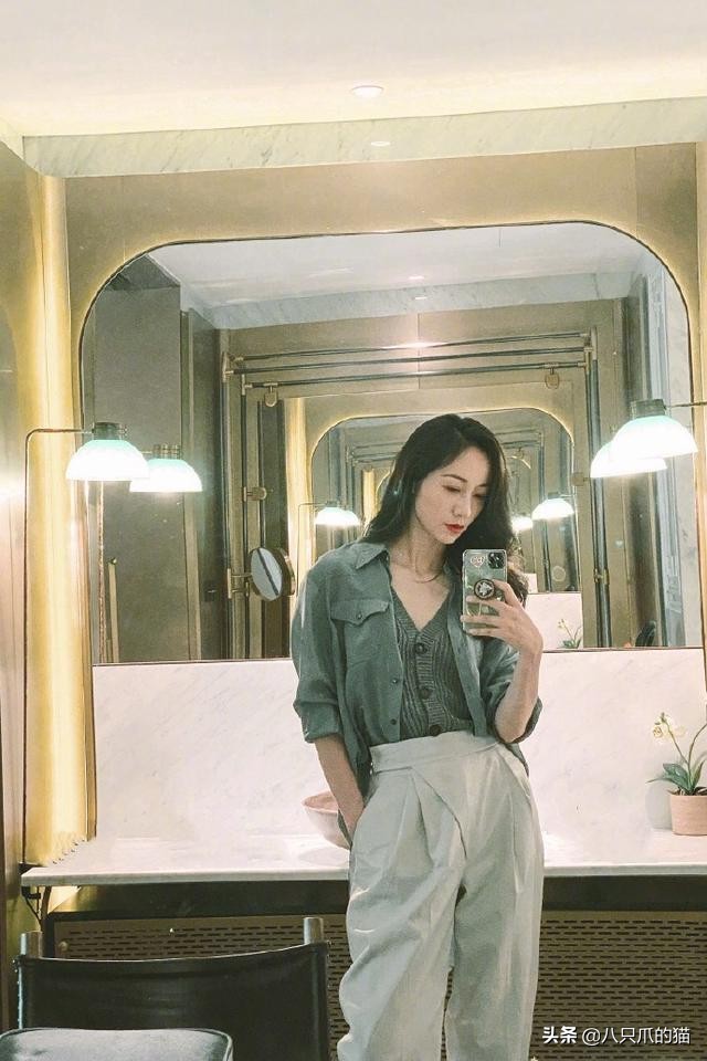 韩雪自拍照真飒，单手插进裤兜，还把衬衫下摆塞下装，真会摆pose