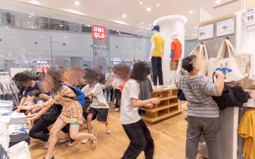 优衣库kaws联名连帽卫衣,优衣库联名kawst恤