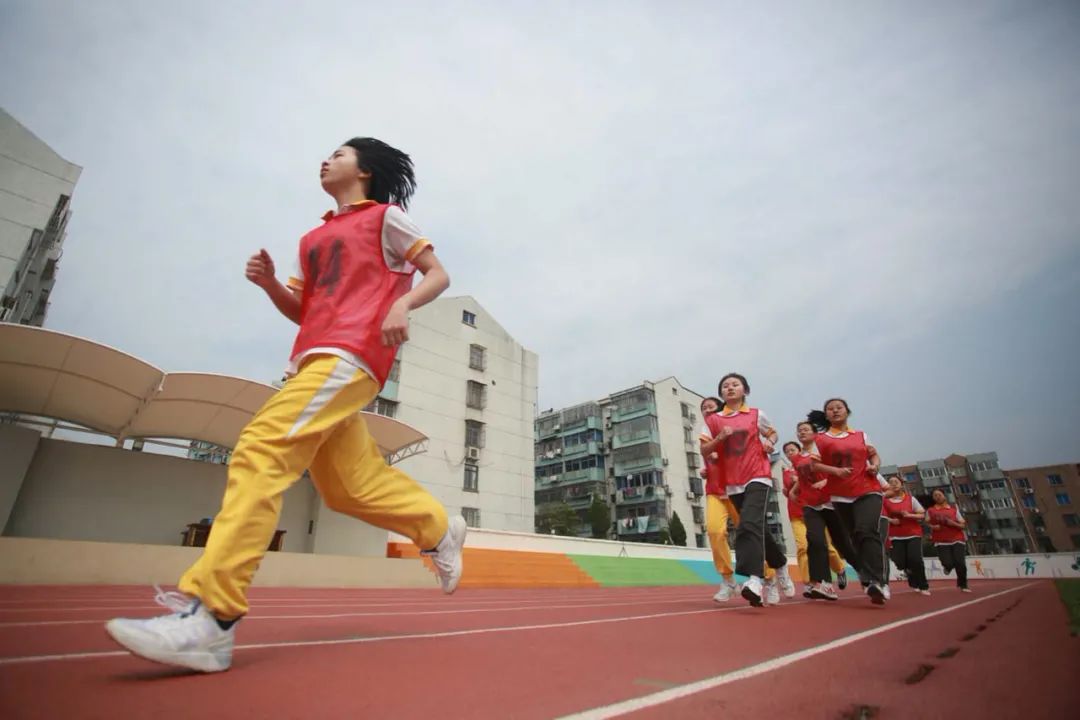 中考体育800米1000米满分攻略,体育中考1000米满分技巧